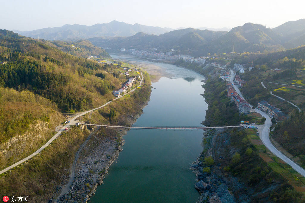 1/8 2018年3月22日,陕西省安康市汉江喜河水电站附近,有一条铁索桥