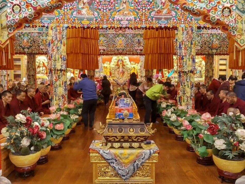 三寺僧众诵经追思下坝麻通寺阿曲法师_手机凤凰网