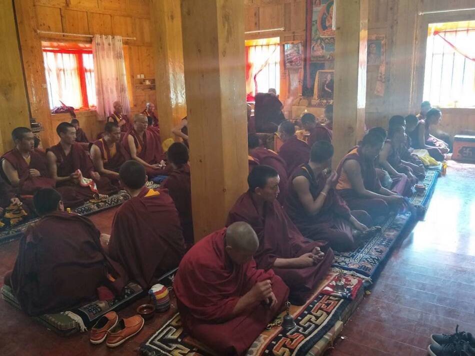 三寺僧众诵经追思下坝麻通寺阿曲法师_手机凤凰网