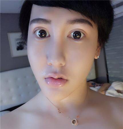 辣眼睛！“蛇精男”刘梓晨穿女装 曾因整容过度引争议_手机凤凰网
