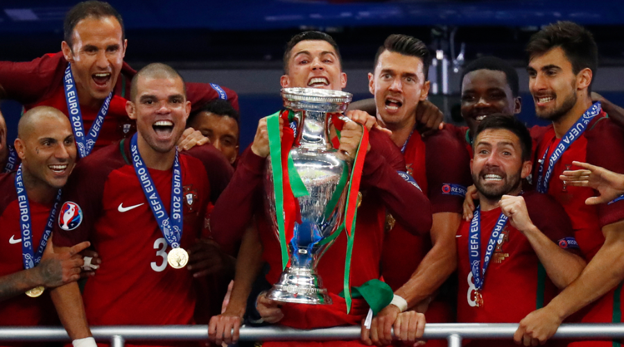 欧洲杯颁奖仪式 c罗高举德劳内杯