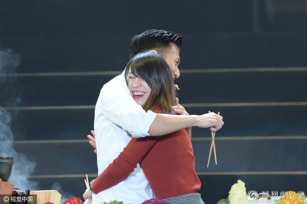 不惧王菲吃醋!谢霆锋现场与女粉丝拥抱喂食