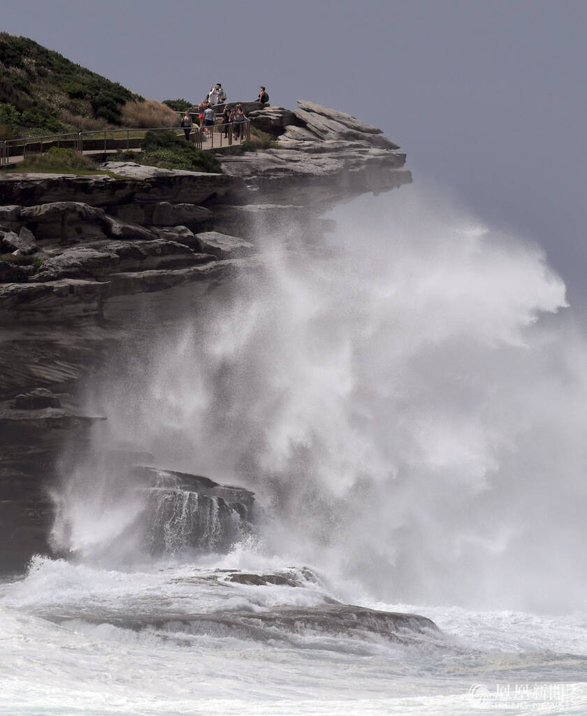 澳大利亚民众在滔天海浪中热情戏水