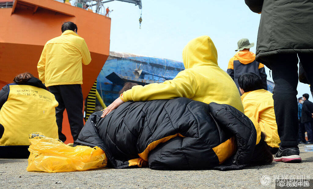 "世越号"抵岸 遇难者家属悲痛万分