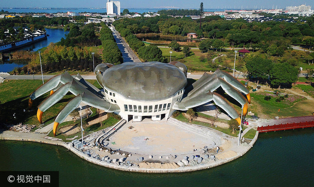 江苏昆山:"巨型大闸蟹"亮相阳澄湖畔