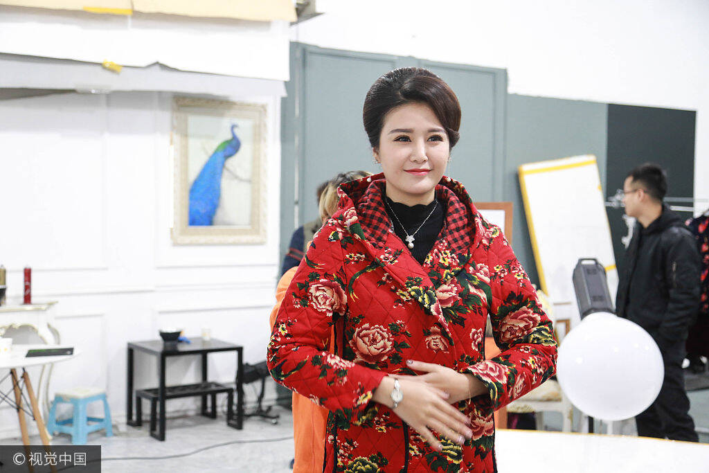 90后模特专扮老年人 年薪百万