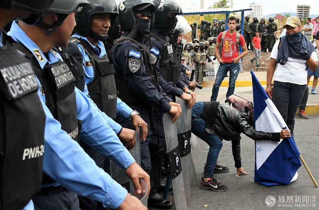 洪都拉斯抗议现场 女子趴地挑衅警察