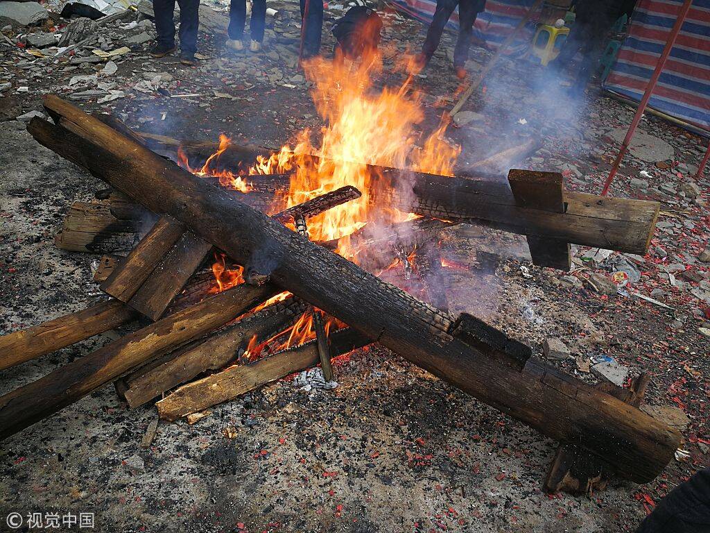 贵州百年老房子被拆 当柴火烧