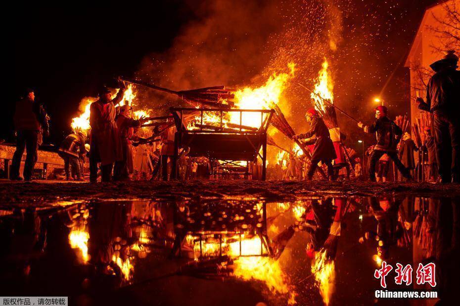 瑞士民众迎圣灰节 火光冲天场面壮观