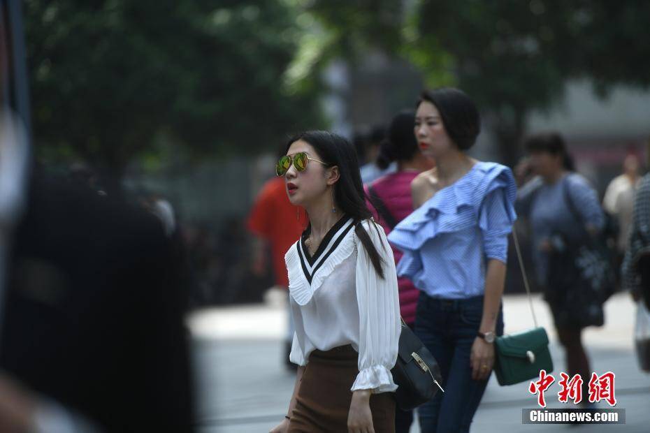 重庆气温提前入夏 街头市民穿凉装出行