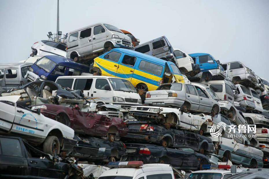 探秘汽车坟场 报废车辆堆积成山