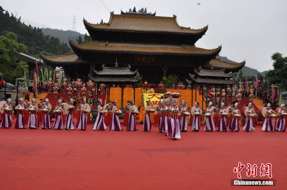 1/6 5月3日,一年一度的蚩尤九黎城祭祀大典在重庆彭水举行,来自世界