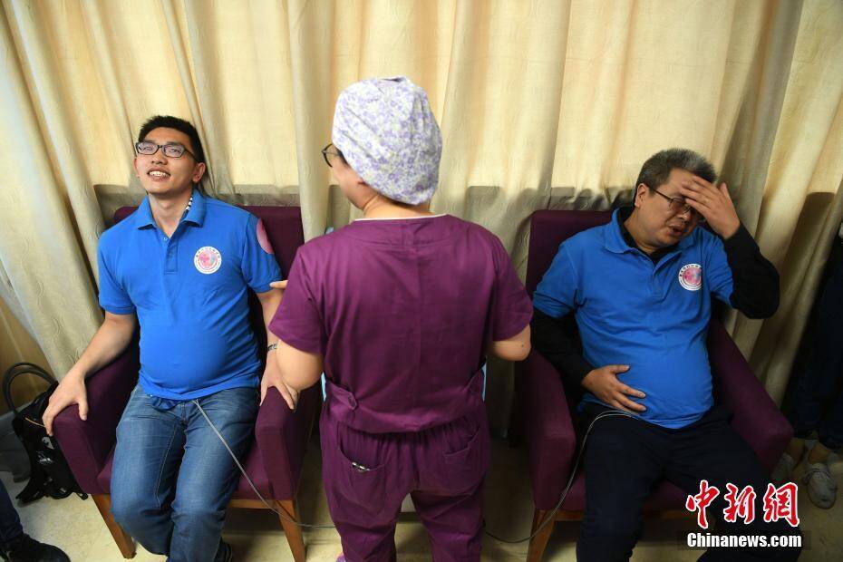 男子挺"大肚"体验产妇分娩阵痛