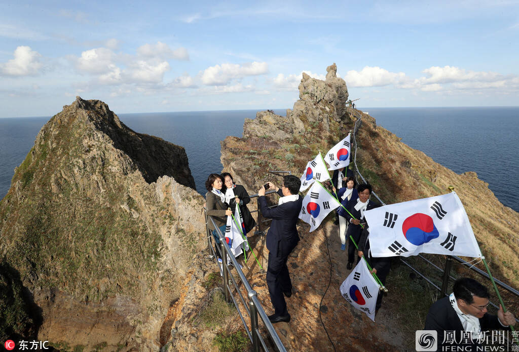 韩议员登日韩争议岛 举太极旗合影_手机凤凰网