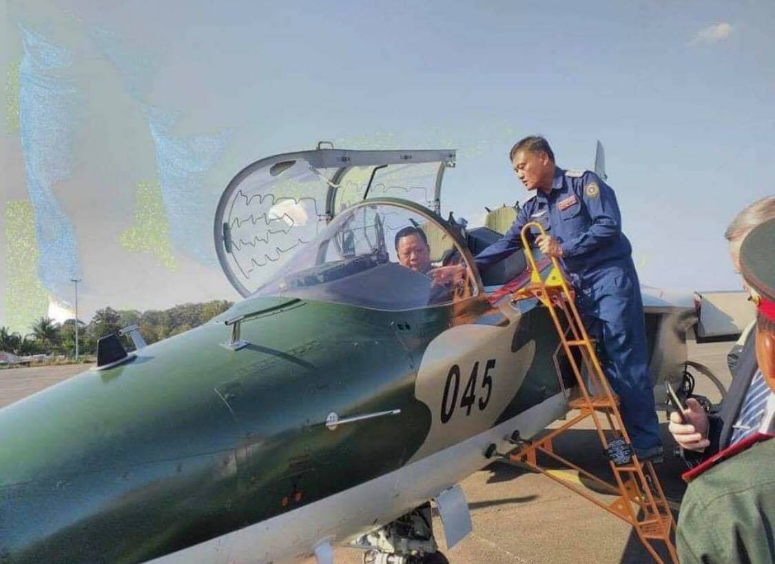 1/8 日前俄罗斯将4架雅克-130高级教练机交付老挝空军,两国在老挝举行