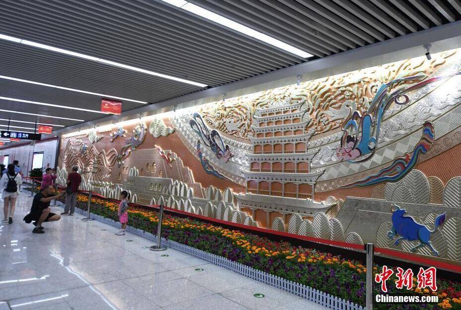 1/4 6月24日报道,6月23日,兰州市轨道交通1号线东方红广场站内的敦煌