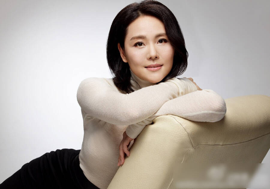 "柳红"陈莹晒近照 穿深v裙身材姣好