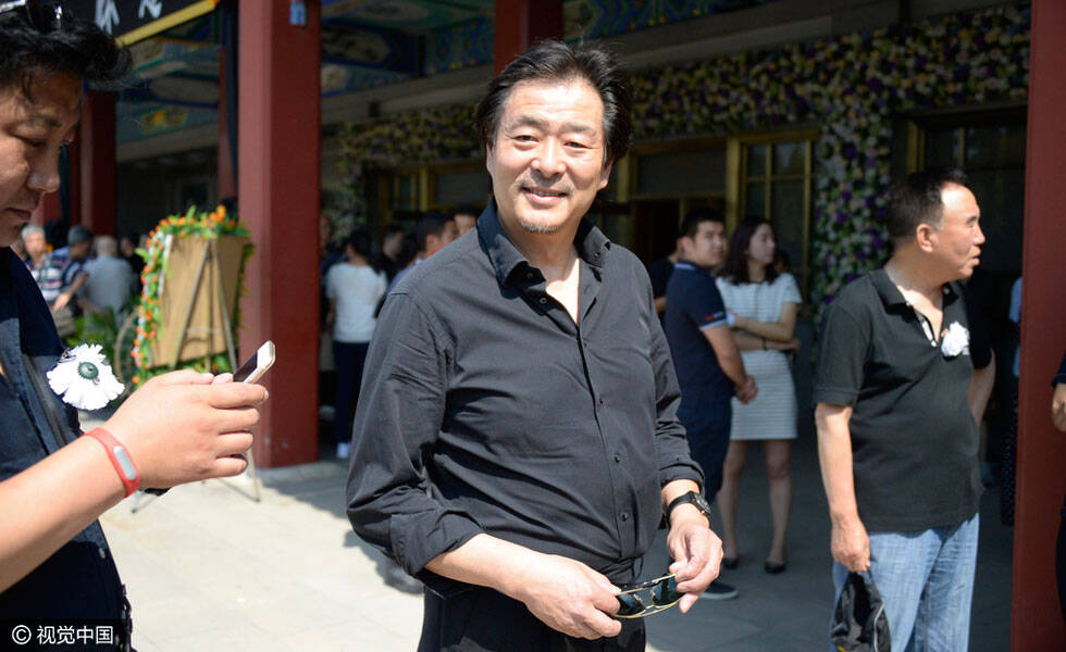 "镇元大仙"吴桂苓追悼会 妻子吕中神情哀伤