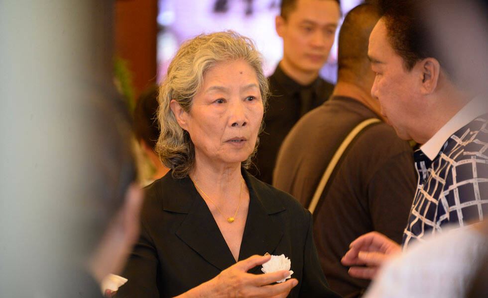 "镇元大仙"吴桂苓追悼会 妻子吕中神情哀伤