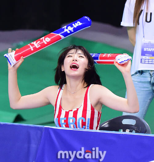 排球宝贝劲歌炫舞 着短裙露脐装秀美腿