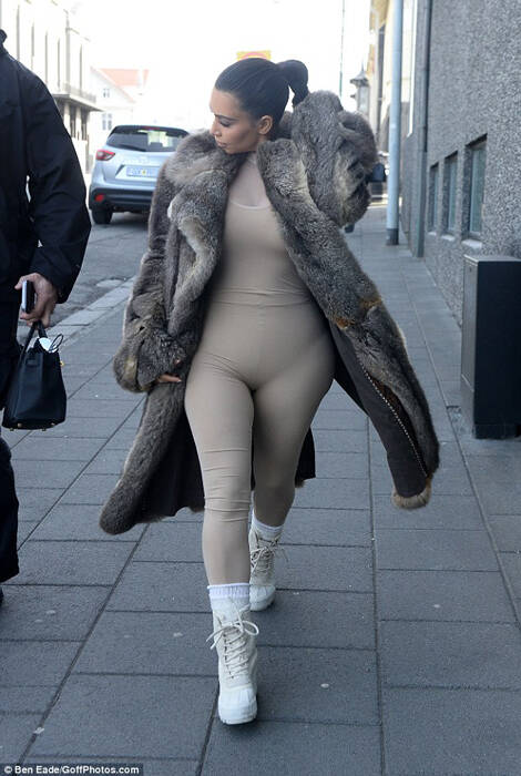 卡戴珊减肥成功 自拍大秀黄蜂腰