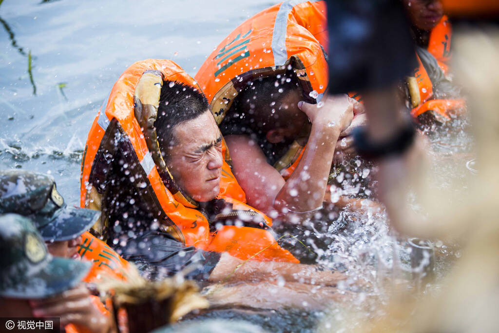 内河决口 官兵用身体筑坝挡水_手机凤凰网