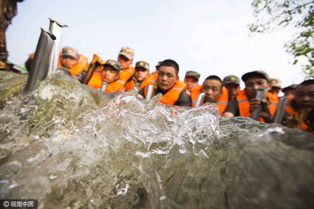 内河决口 官兵用身体筑坝挡水