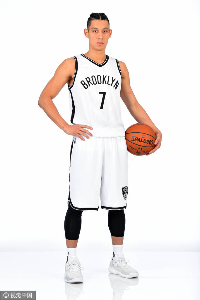 书豪亮相篮网 拍摄新赛季写真发型抢眼