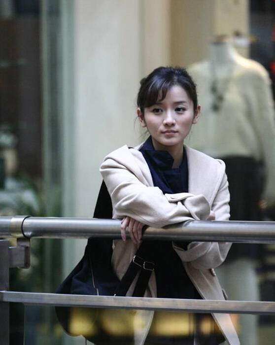 冉倩低胸装现身活动,"小雪表姑"变得这么性感!