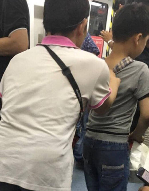 北京地铁一男孩被人拖住 跪地乞讨