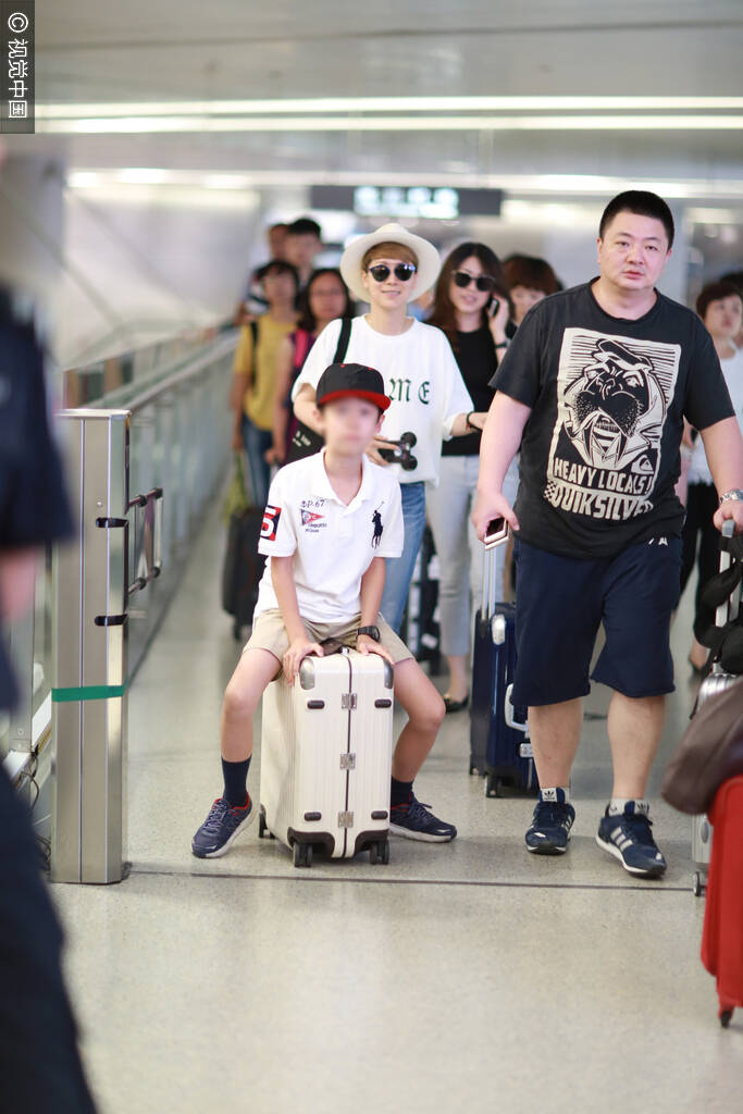 海清9岁儿子长相似妈妈