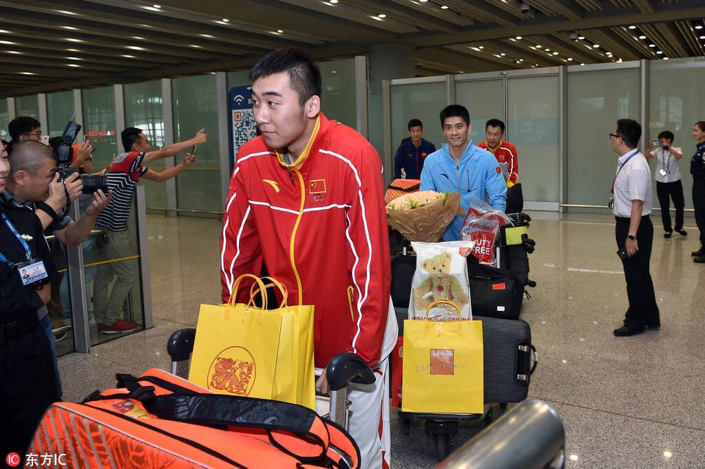 国羽回国抵京 林丹受热捧鲍春来相迎_手机凤凰网