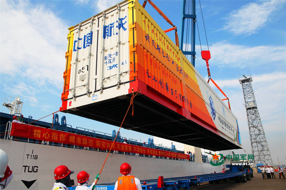 "长征五号"火箭运输船队天津起航