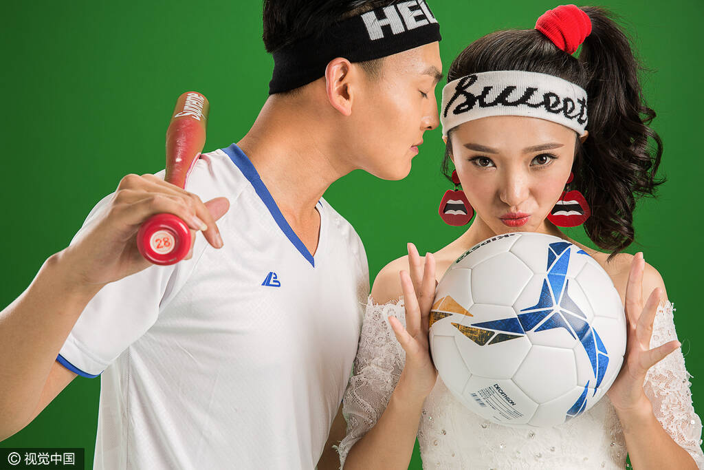 因足球相识相恋情侣球迷拍球场婚纱照