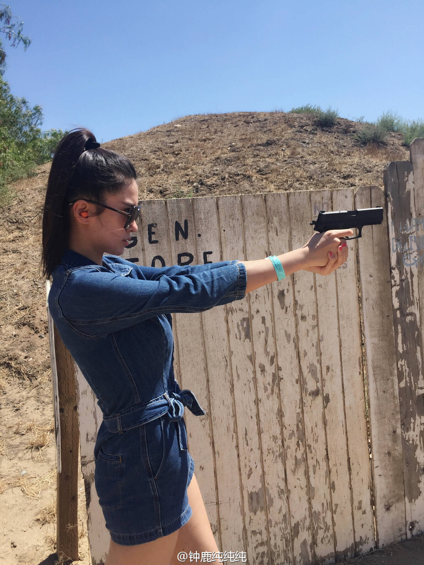 刘晓宇女友牛仔装打枪 你被击中了吗