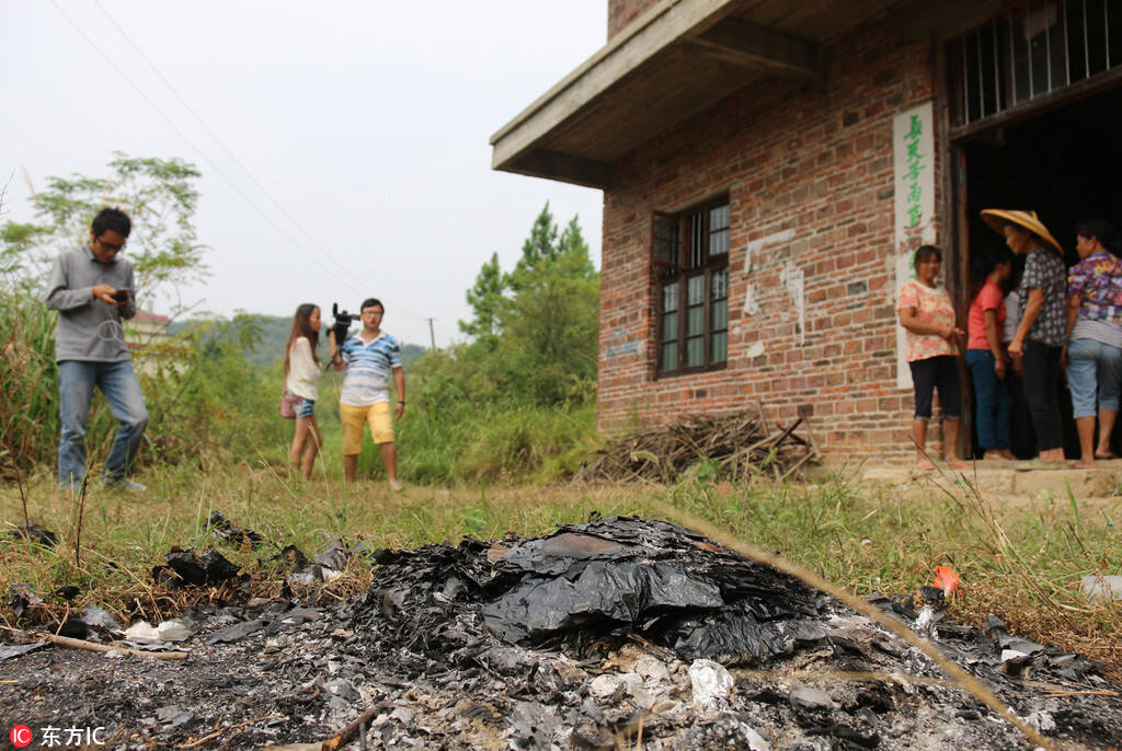 下一个图集 大厦藏20名卖淫女 警察扮客抓嫖 左滑进入下一图集