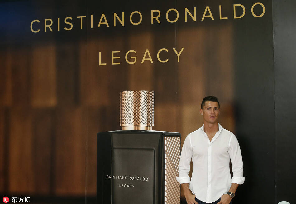 c罗出席个人香水品牌活动