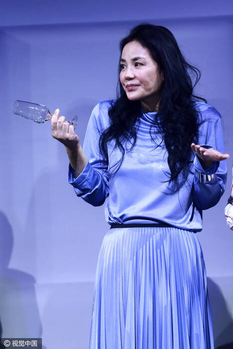 王菲现身演唱会发布会 撩发搞怪女神也变表情包