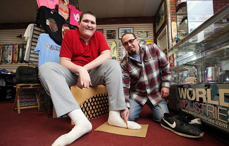 美"巨人"青年身高近2.3米