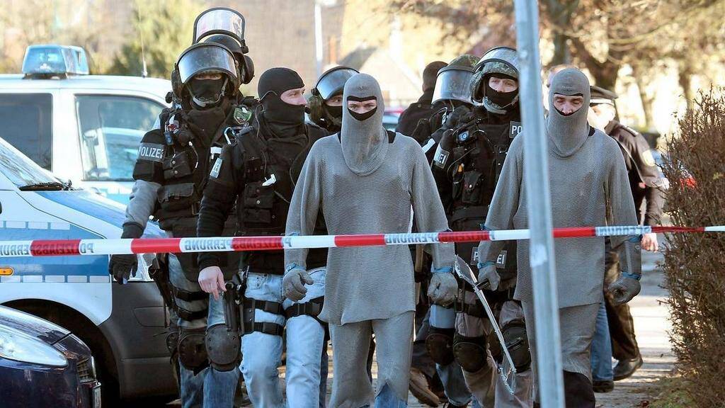 德警察为防砍刀配锁子甲 网友:条顿骑士团再临