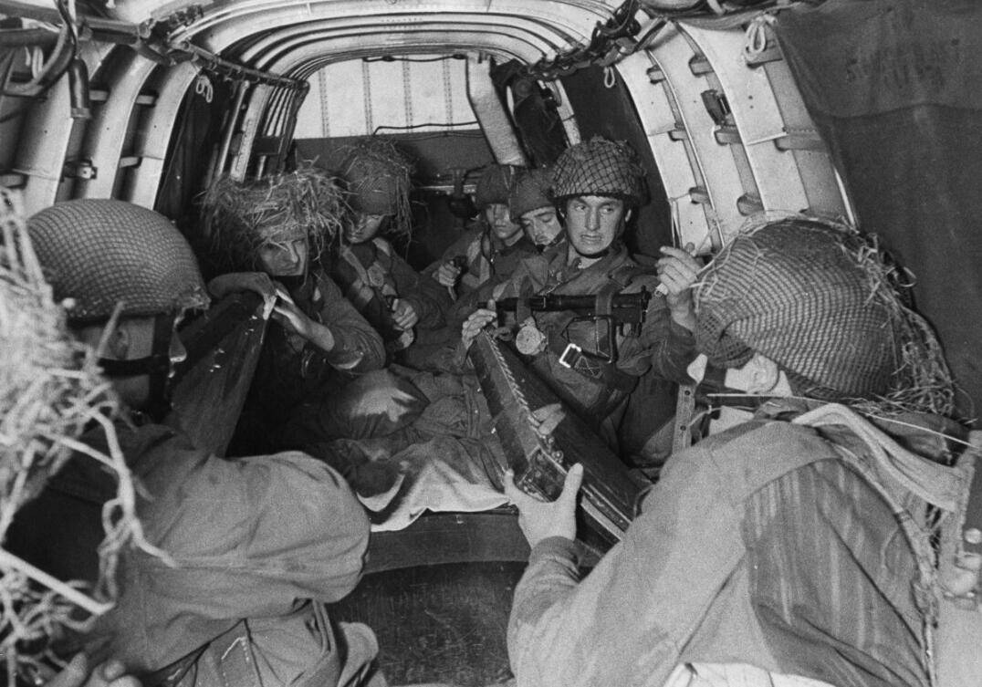 怎么才叫花式自拍?让1944年的英国伞兵们做示范