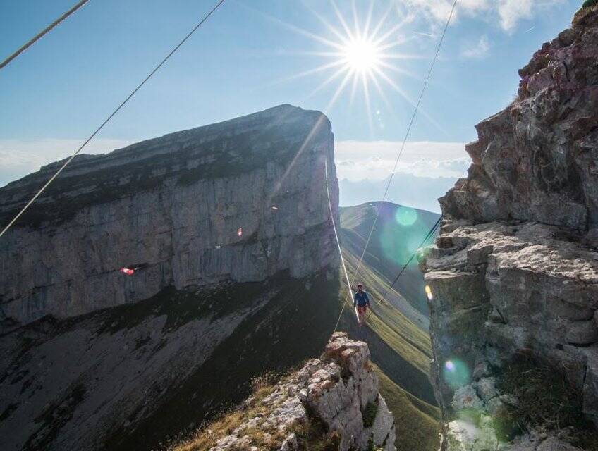男子2000多米高空玩命走绳索