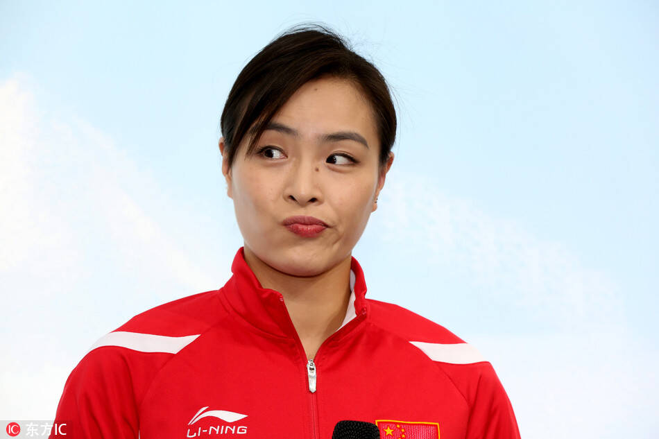 吴敏霞参加活动卖萌搞怪 大秀表情包