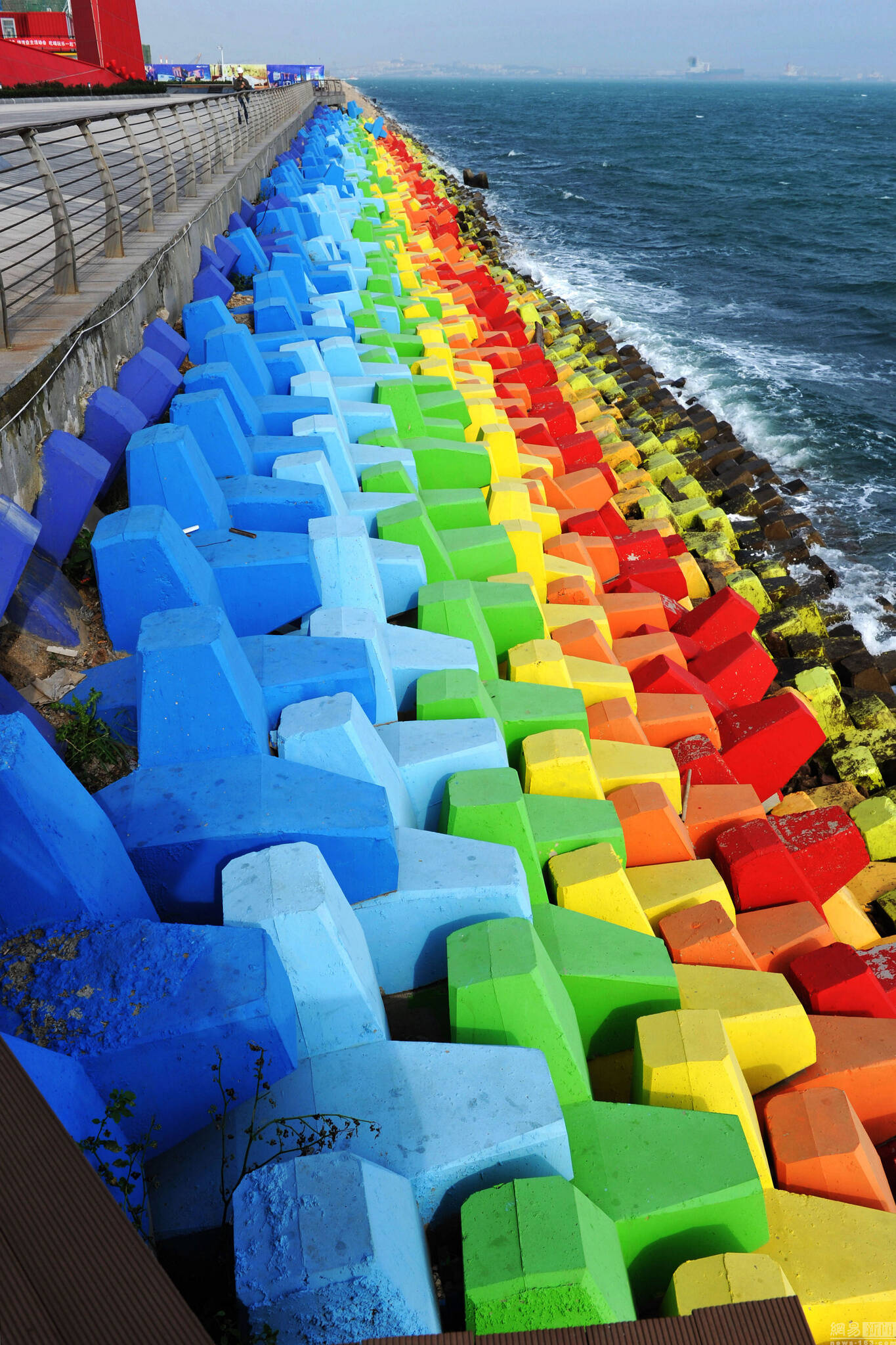 山东现七彩破浪石人称彩虹海岸