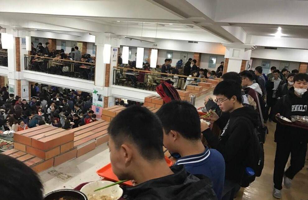 网曝北大食堂站着吃饭