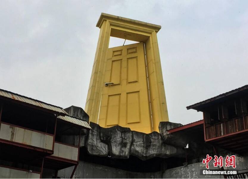 重庆楼顶立巨门 被戏称“上帝之门”_手机凤凰网