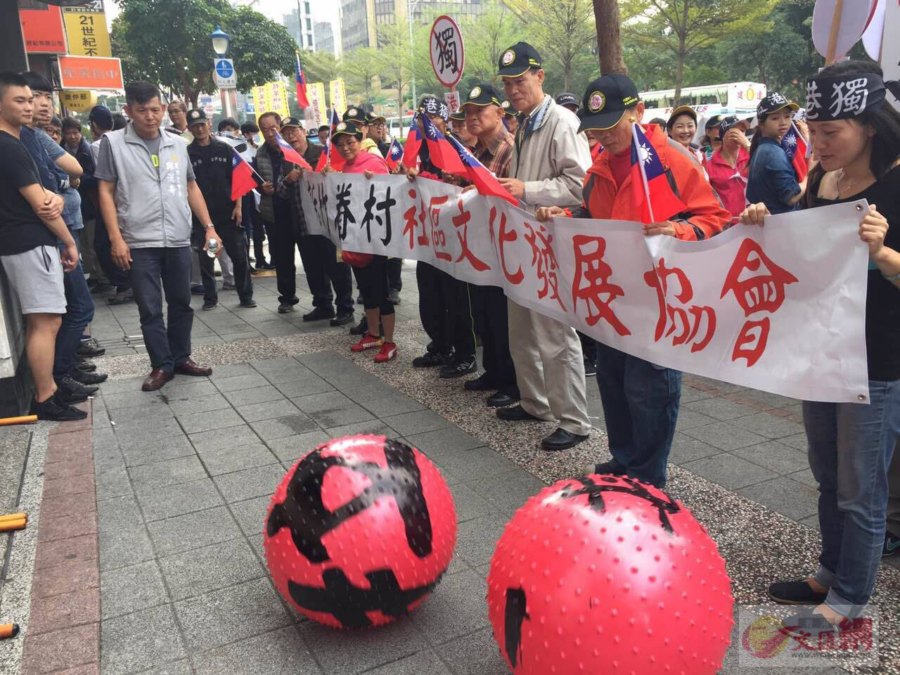 “港独”分子参加“台独”论坛 遭民众抗议_手机凤凰网