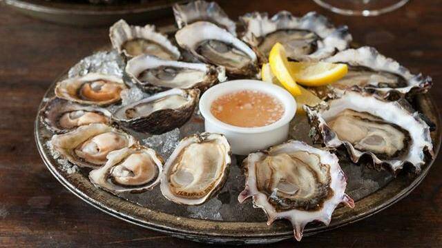 日本福岛核辐射区惊现巨型生蚝:敢吃吗?