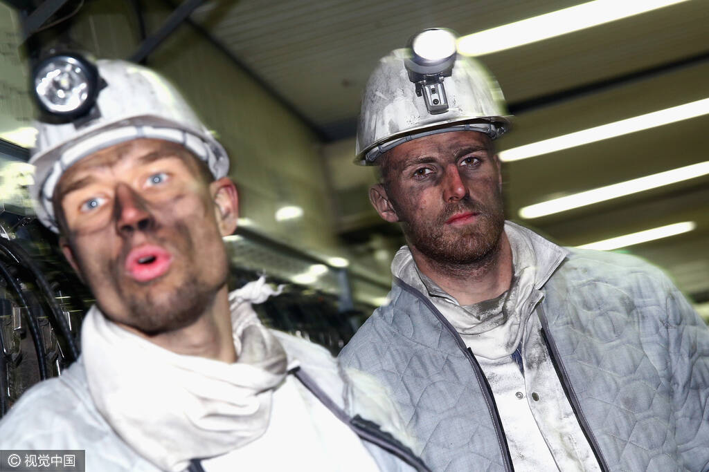 德甲队下矿井挖煤 一脸煤灰面目全非