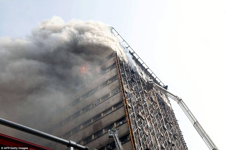 伊朗高楼起火倒塌 至少30人死